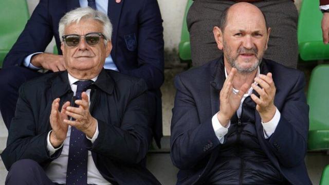 Pedro Rocha y Rafael Louzán durante un partido de fútbol.