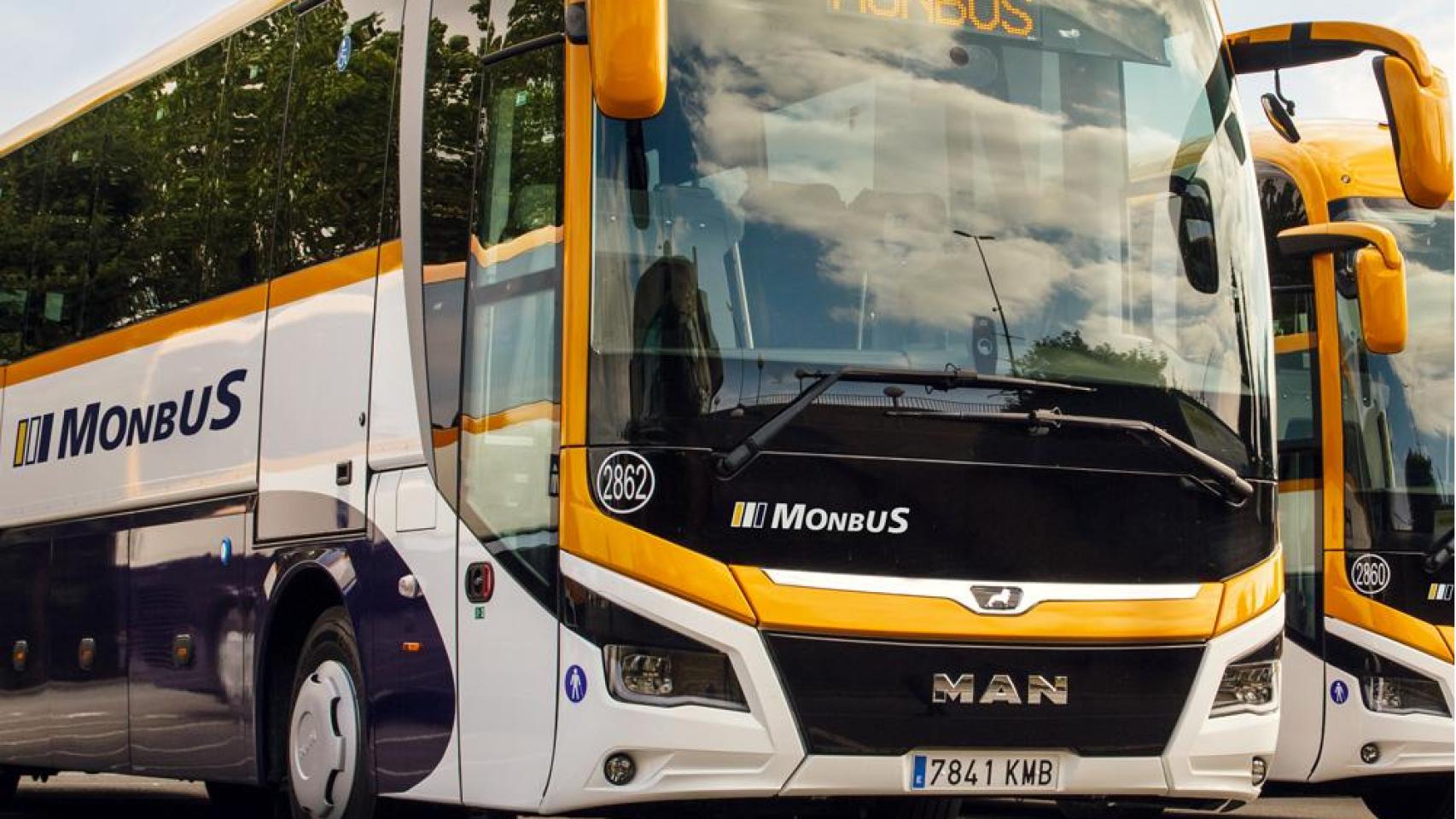 Un autobús de la empresa Monbus.
