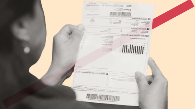 Una mujer leyendo su factura energética.