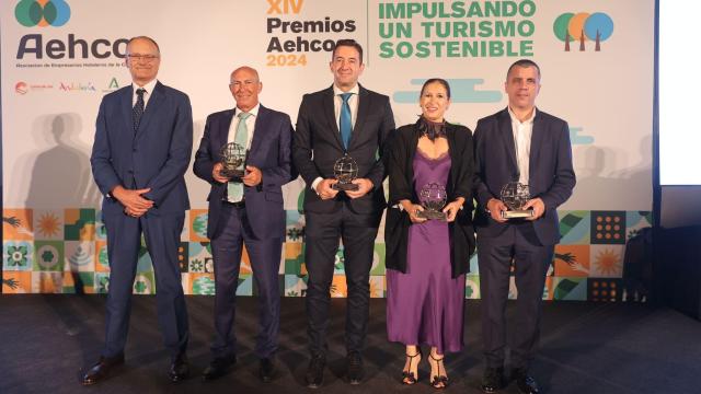 Los premiados en la gala de Aehcos junto al presidente de la patronal hotelera Pepe Luque.