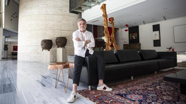 Joaquín Torres es el artífice del estudio de arquitectura A-Cero; durante su etapa junto a Luis García Cereceda, ideó casi un centenar de viviendas en la exclusiva urbanización La Finca; también ha diseñado las mansiones del dueño de Inditex en La Coruña y de la Reina del Pop en Dubái.