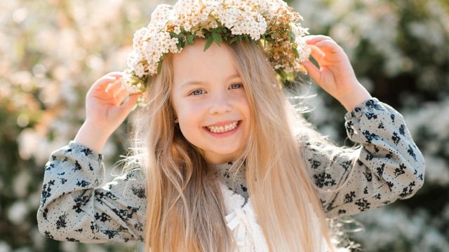 Una niña sonríe a la cámara