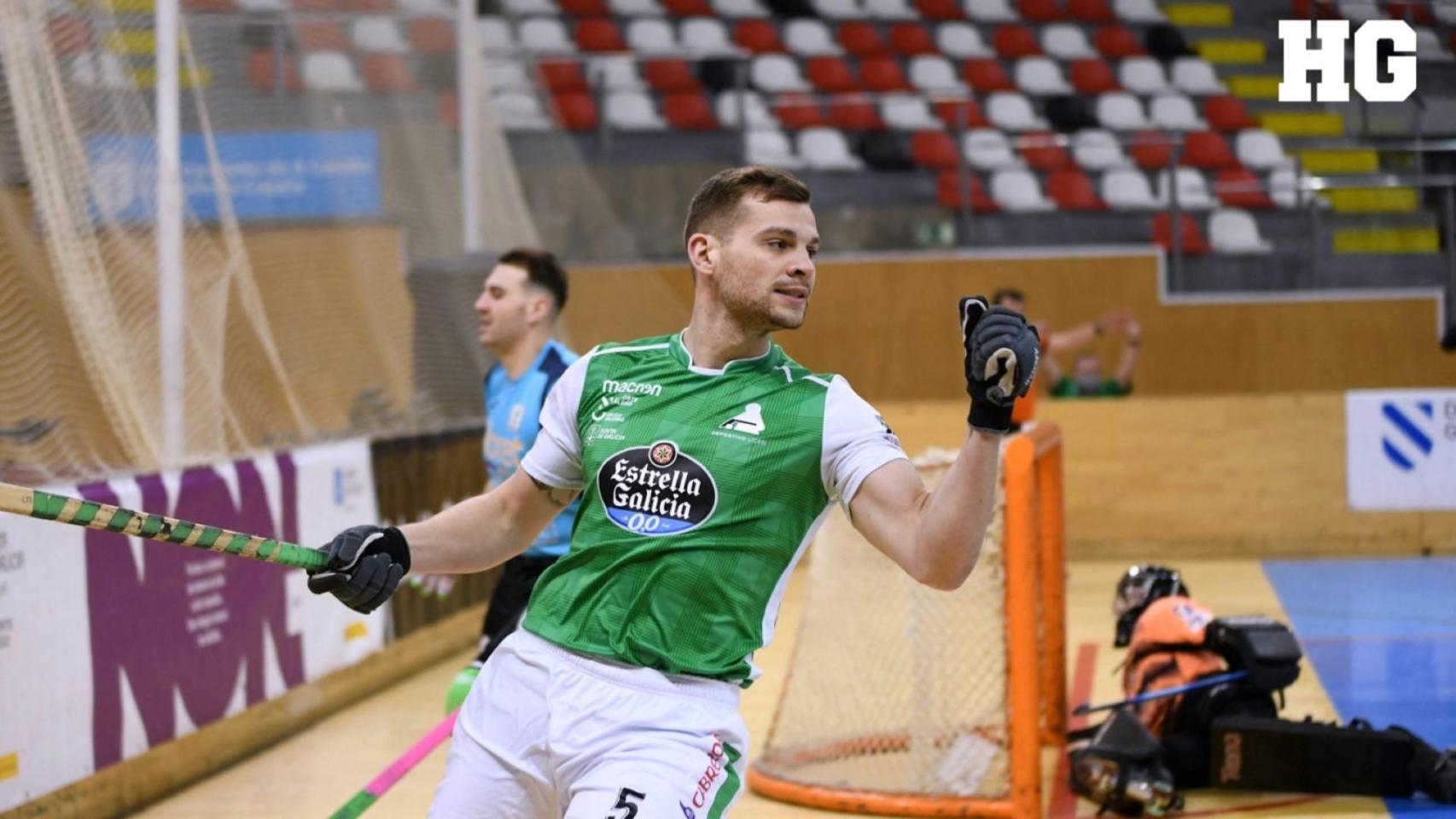 César Carballeira celebra un gol con el Liceo