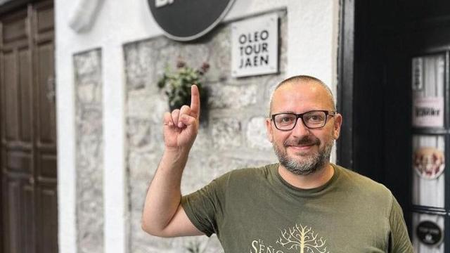 El chef Pedro Sánchez en la puerta de su restaurante.