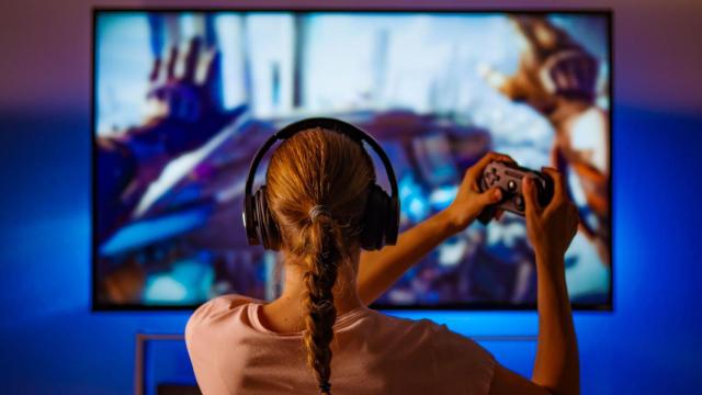 Imagen de archivo de una mujer jugando a videojuegos.