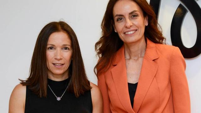 Nuria Santiago recibe la beca por su proyecto sobre TDAH.