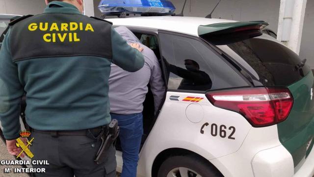 Imagen de archivo de un guardia civil deteniendo a una persona