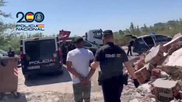 La Policía Nacional deteniendo a uno de los ladrones de teléfonos móviles.