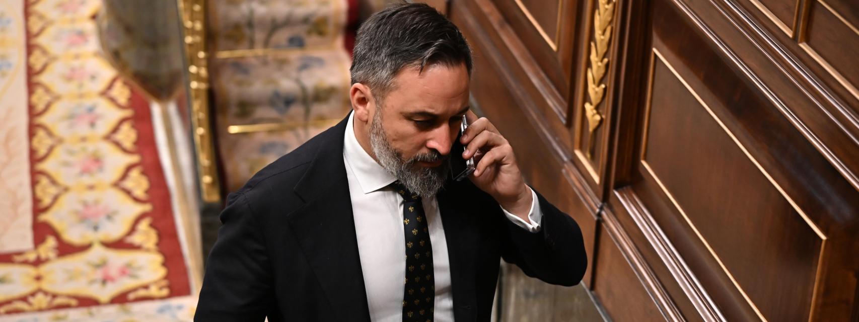El líder de VOX Santiago Abascal atiende una llamada mientras abandona el hemiciclo durante el pleno del Congreso, este jueves.