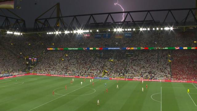 Un relámpago durante el Alemania - Dinamarca de la Eurocopa.