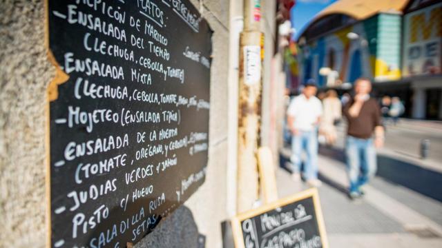 Un restaurante oferta un menú del día frente al Mercado de la Cebada.