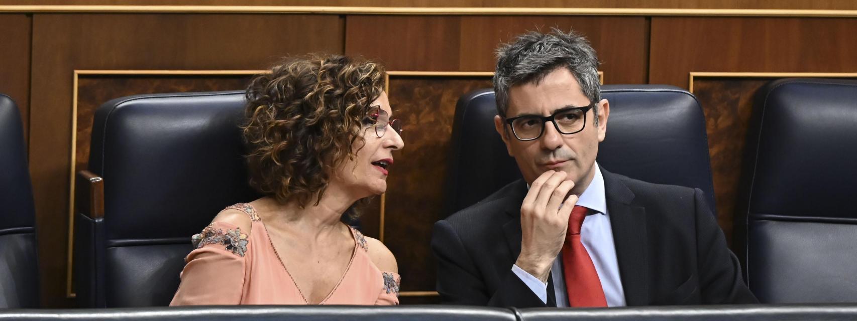 La vicepresidenta primera y ministra de Hacienda, María Jesús Montero (d), y el ministro de la Presidencia, Justicia y Relaciones con las Cortes, Félix Bolaños , durante el pleno del Congreso este jueves en Madrid.
