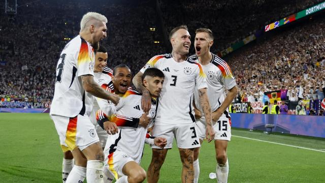 Los jugadores de Alemania celebran el gol de Havertz ante Dinamarca.