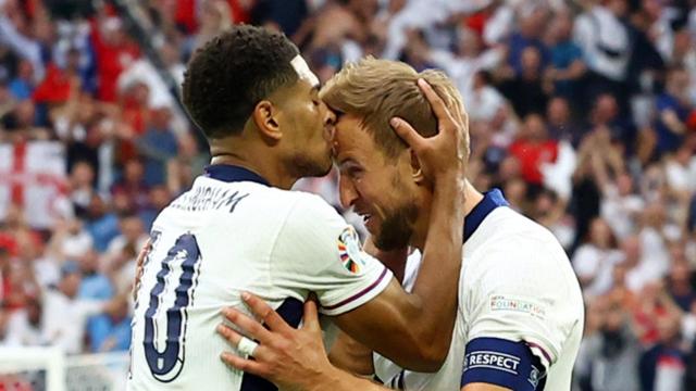Bellingham y Kane celebran uno de los goles de Inglaterra.