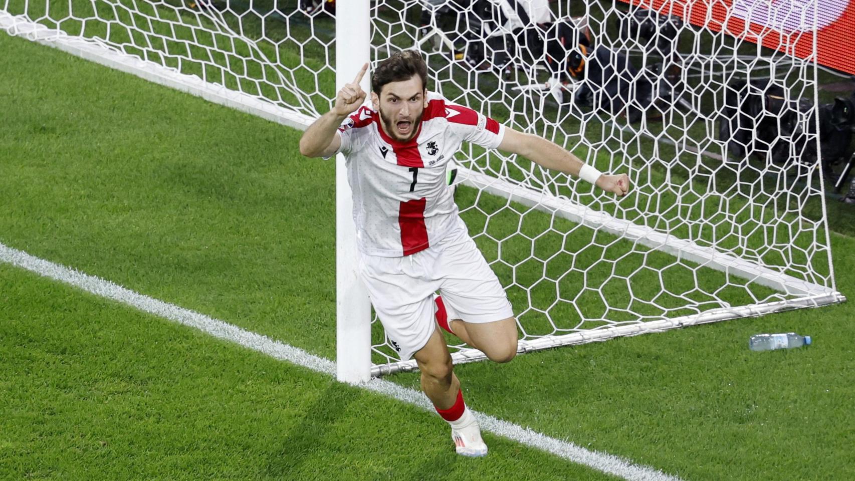 Kvaratskhelia celebra el gol ante España.