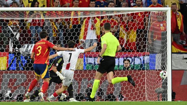 El momento en el que Le Normand marca el gol en propia puerta para Georgia.