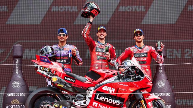 Jorge Martín y Enea Bastianini escoltan a Franco Banaia, campeón del GP de Assen.