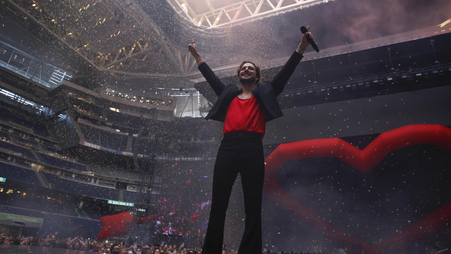 El cantante Manuel Carrasco durante el concierto ofrecido en el estadio Santiago Bernabéu.