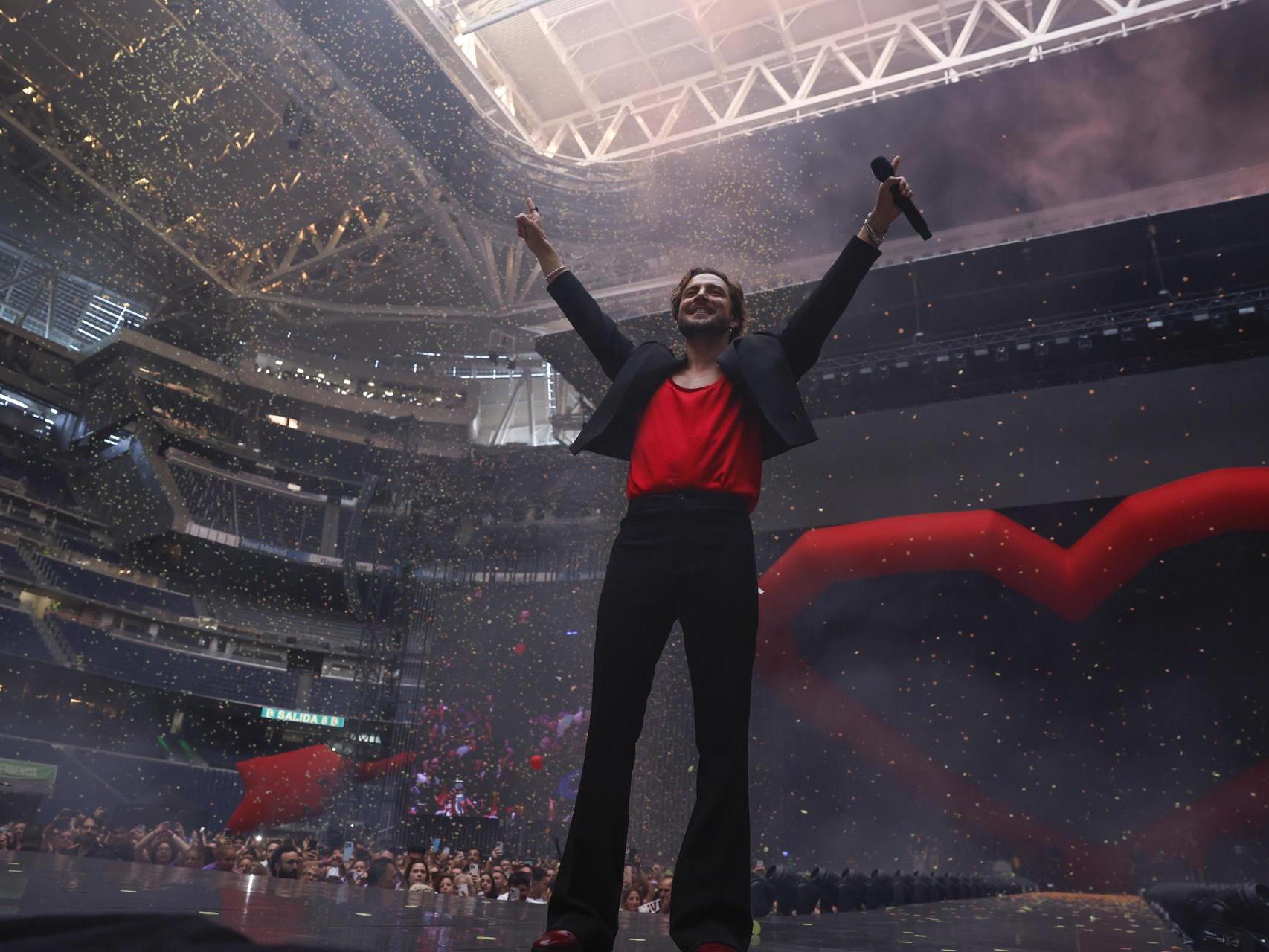 El cantante Manuel Carrasco durante el concierto ofrecido en el estadio Santiago Bernabéu.
