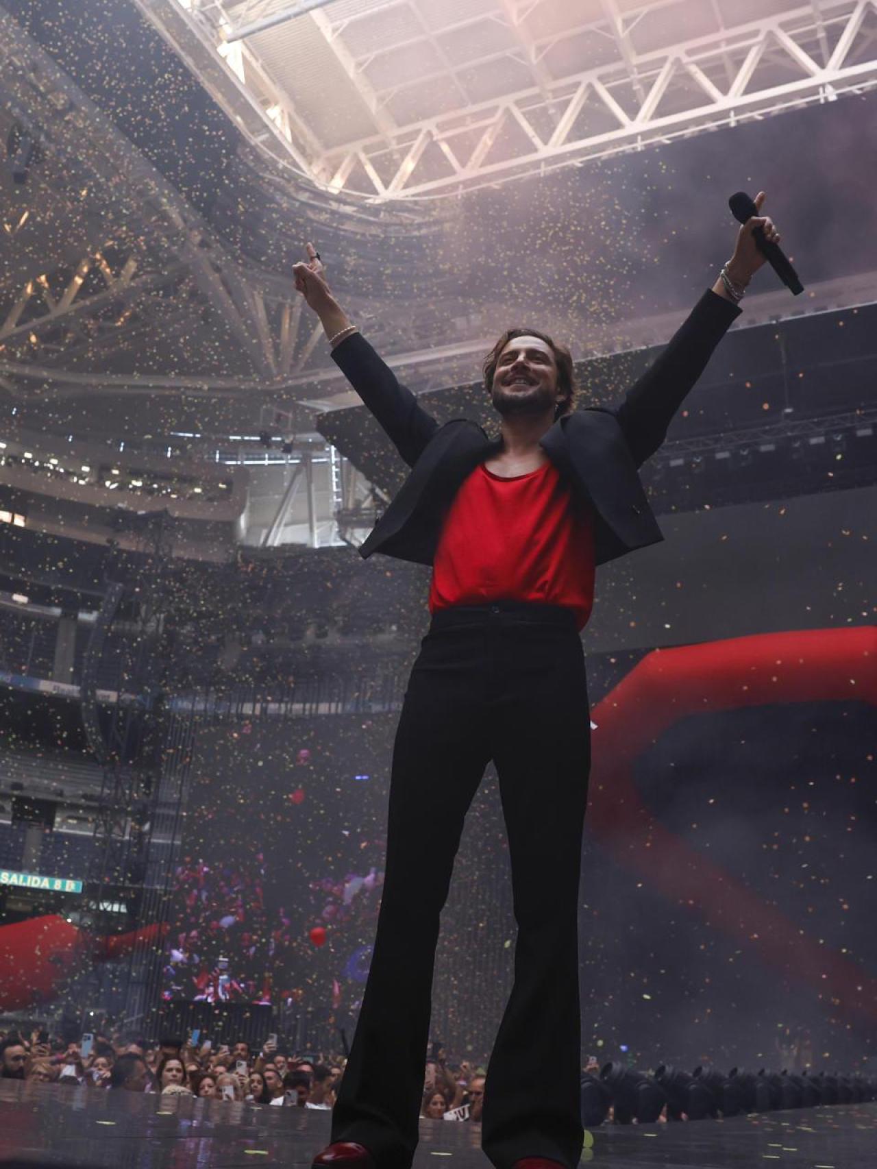 El cantante Manuel Carrasco durante el concierto ofrecido en el estadio Santiago Bernabéu.