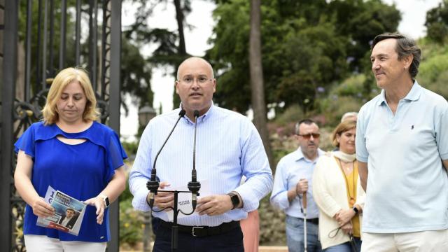 El portavoz del P en el Congreso, Miguel Tellado, este viernes ante el parque del Retiro junto a Rafael Hernando y la vicealcaldesa de Madrid, Inma Sáinz.