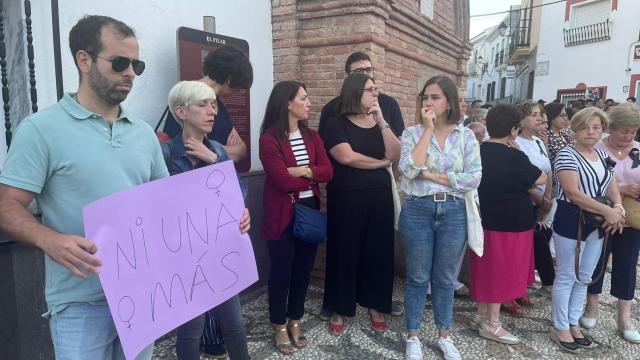 Asistentes a la concentración en repulsa del doble asesinato cometido en Zafarraya.