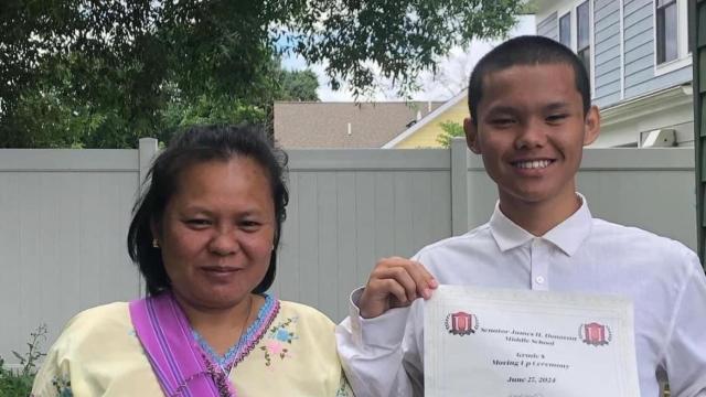 Nyah Mway muestra el graduado junto a una familiar.