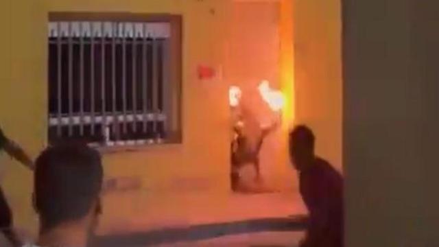 Instante en el que el 'bou embolat' abandona la vivienda. EE