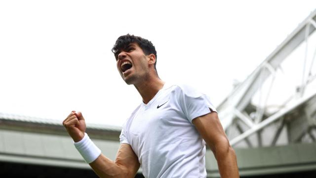 Carlos Alcaraz celebra con el puño cerrado.