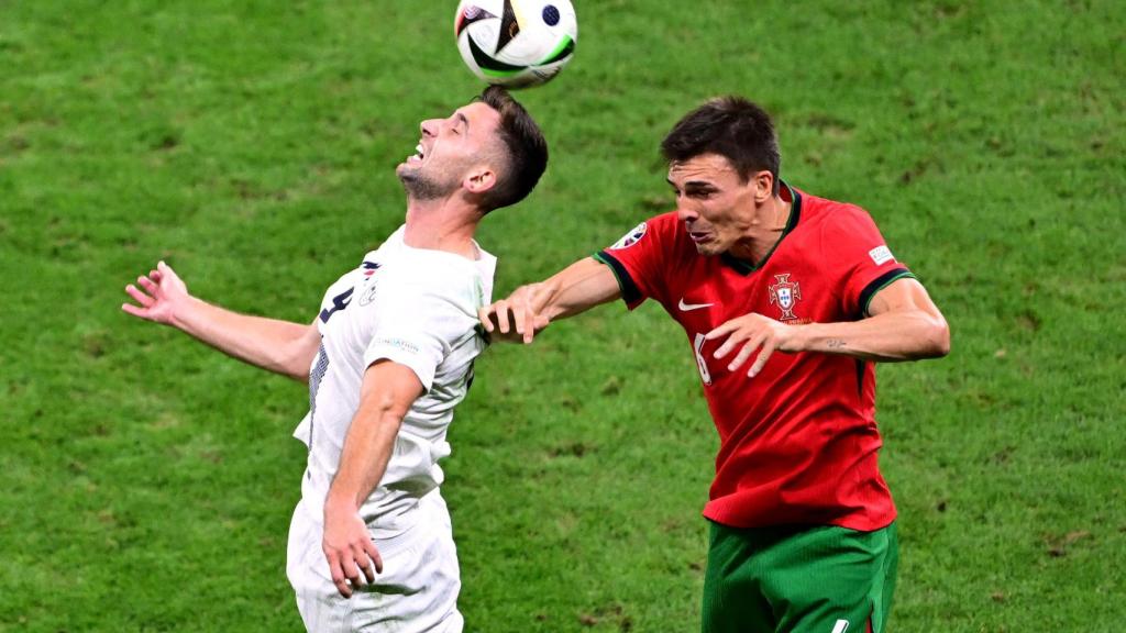 Sporar y Palhinha, en la pelea por el balón aéreo.