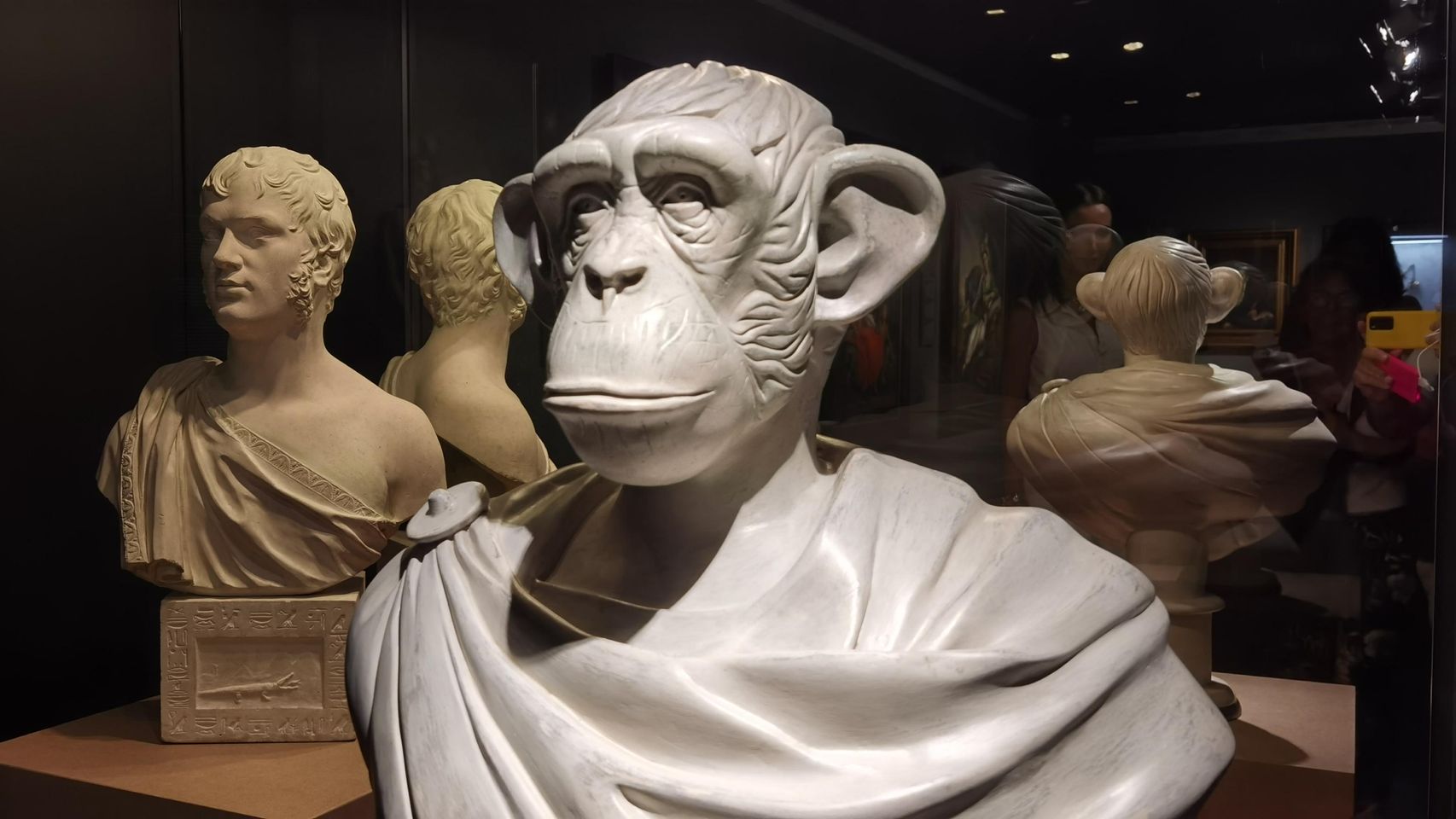 La exposición de la colección de Candela Soldevila se combina con la permanente del Mubag.