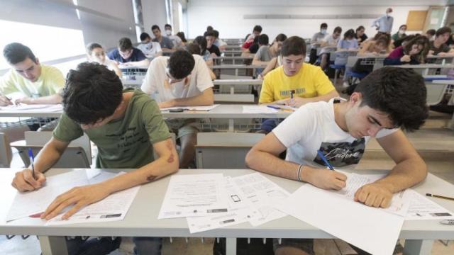 Alumnos en selectividad.