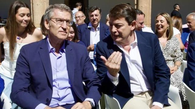 Alberto Núñez Feijóo, junto al Fernández Mañueco, en Salamanca