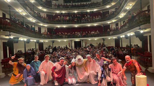 Un grupo actuando en el Teatro Juan Bravo