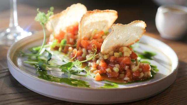 Ensalada de merluza fresca y hortalizas.