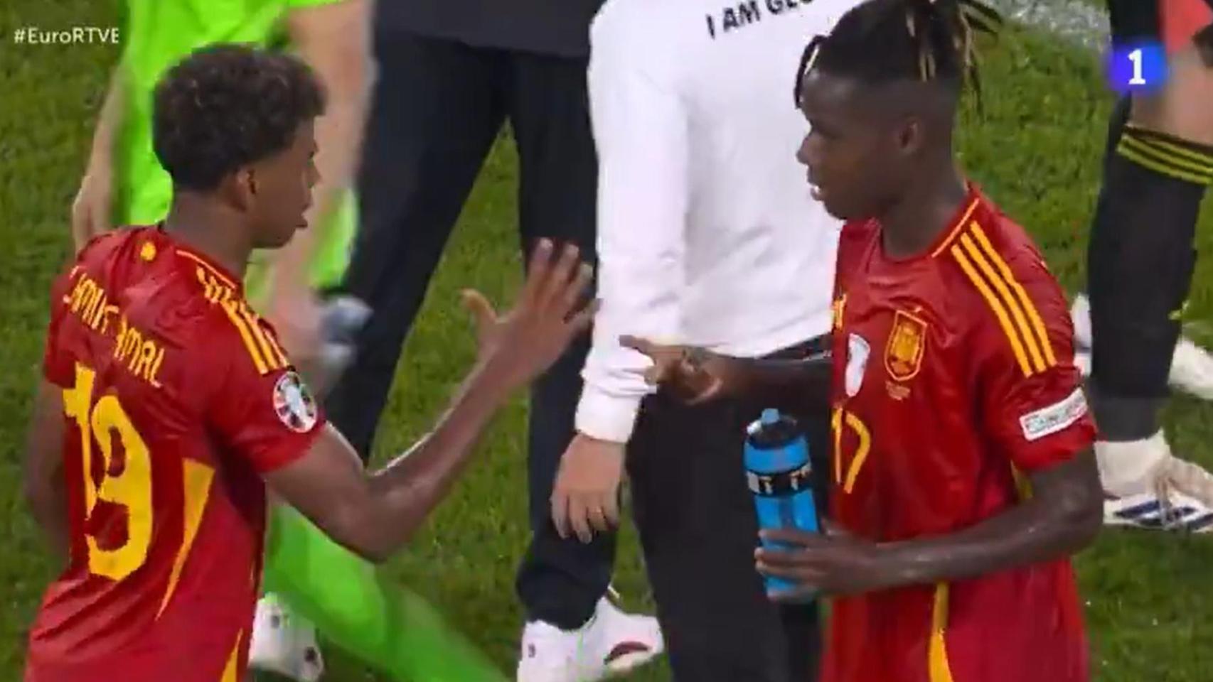 Lamine Yamal y Nico Williams juegan al 'piedra, papel, tijera' al término del España-Georgia.