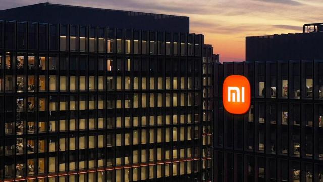 Logo de Xiaomi en un edificio