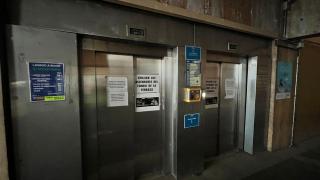 Las humedades han provocado que se filtre agua al foso de los ascensores del ala oeste que están inutilizados para evitar riesgos.