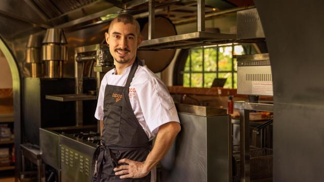 El chef Kike Gallardo biólogo de formación, y cocinero de profesión, en su etapa en Capos  en Vietnam