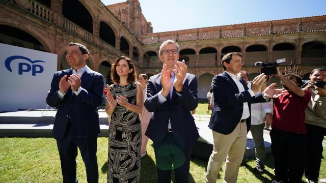 Feijóo, junto a Moreno, Ayuso y Mañueco, este lunes en Salamanca.