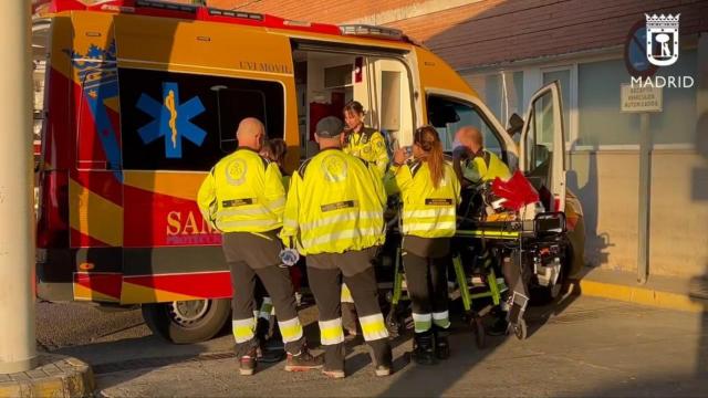 Sanitarios del Sámur-Protección Civil en Usera, durante la atención a un herido por arma blanca.