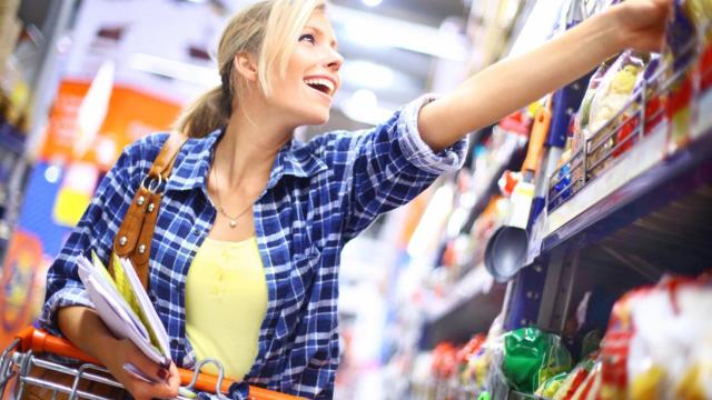 Mujer comprando en un supermercado.