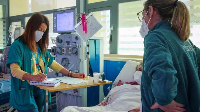 Sanitarios de Hospital Regional de Málaga atendiendo a un paciente.