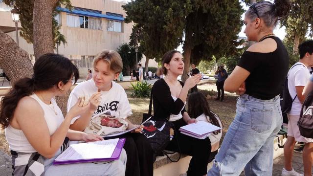 Alumnos en el descanso de la primera convocatoria de Selectividad en Málaga, el pasado mes de junio.