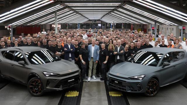 Wayne Griffiths, Markus Haupt y José Arreche junto al resto de la plantilla de Martorell.