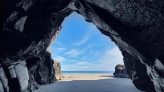 Este es uno de los lugares más secretos de España: una playa a la que solo se puede acceder cuando la marea está baja