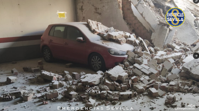 Un coche afectado por el derrumbe.