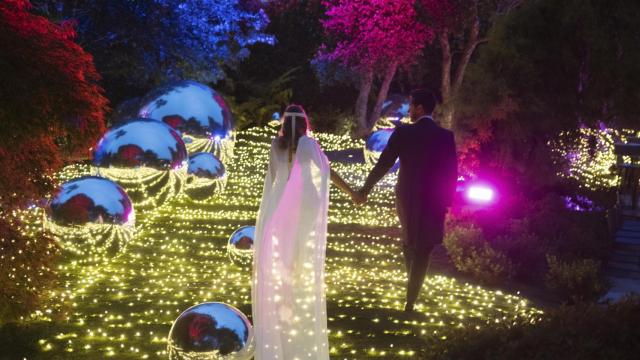 Raquel y Javier pasean por la Finca Montesqueiro decorada como una discoteca de los 80
