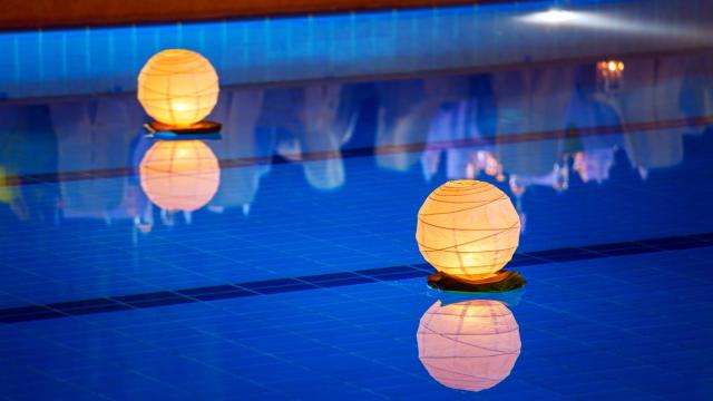 Luz solar flotante en una piscina.