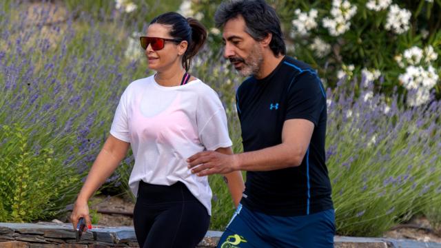 Juan de Val y Nuria Roca paseando por los alrededores de su casa de Madrid.